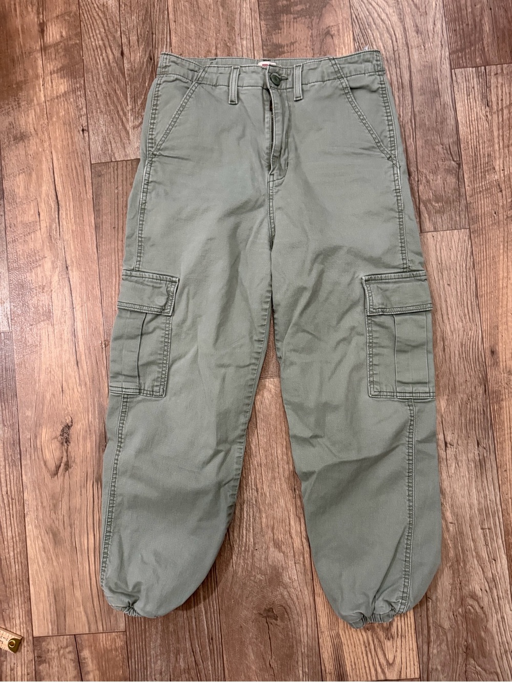 Levi's Green Cargo Cuffed Pants. Size 28